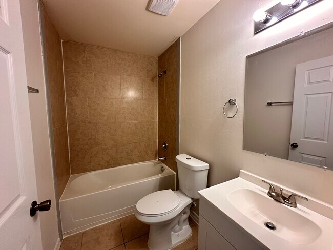 Building Photo - 1043 SE 11th Terrace