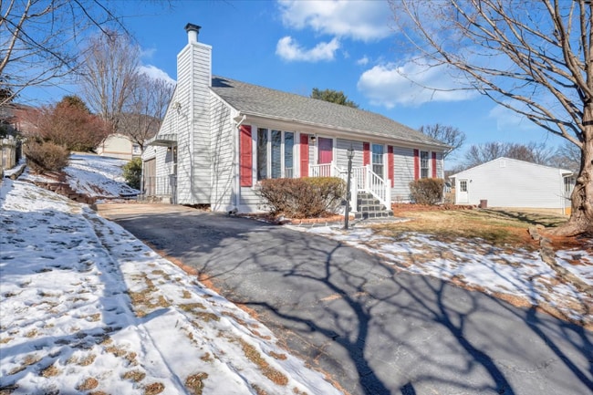 Building Photo - 518 Hillview Dr