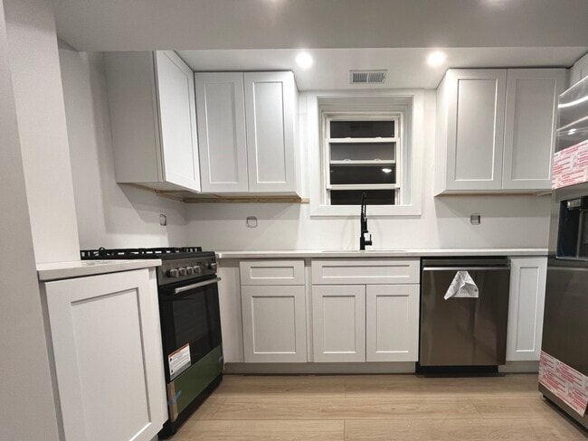 Building Photo - 1443 W Oakdale Ave