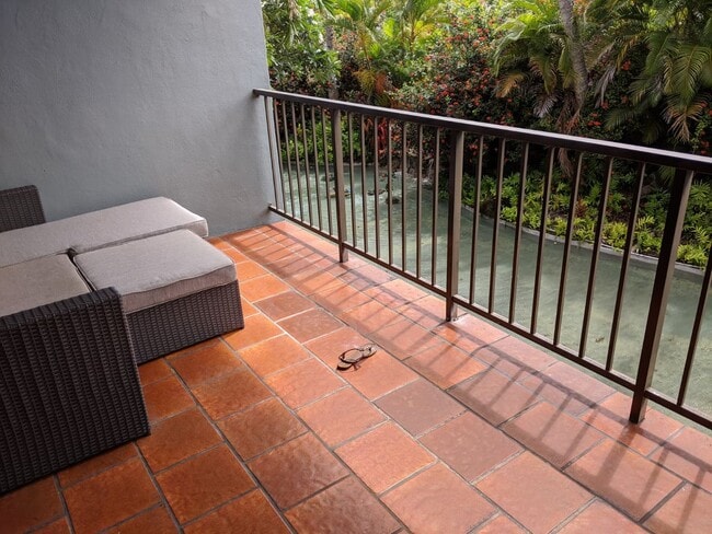 Building Photo - 3 bedrooms, 2 full bathrooms Quiet End Unit