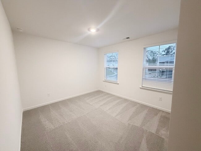 Building Photo - 532 Red Dragon Dr