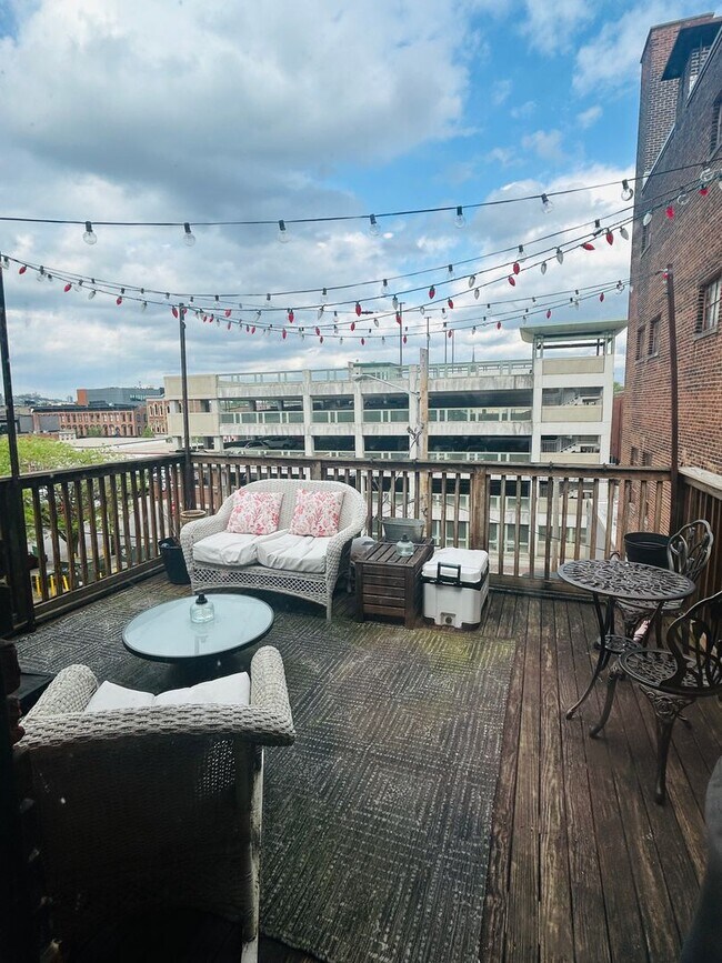 Building Photo - Madison Ave. Loft