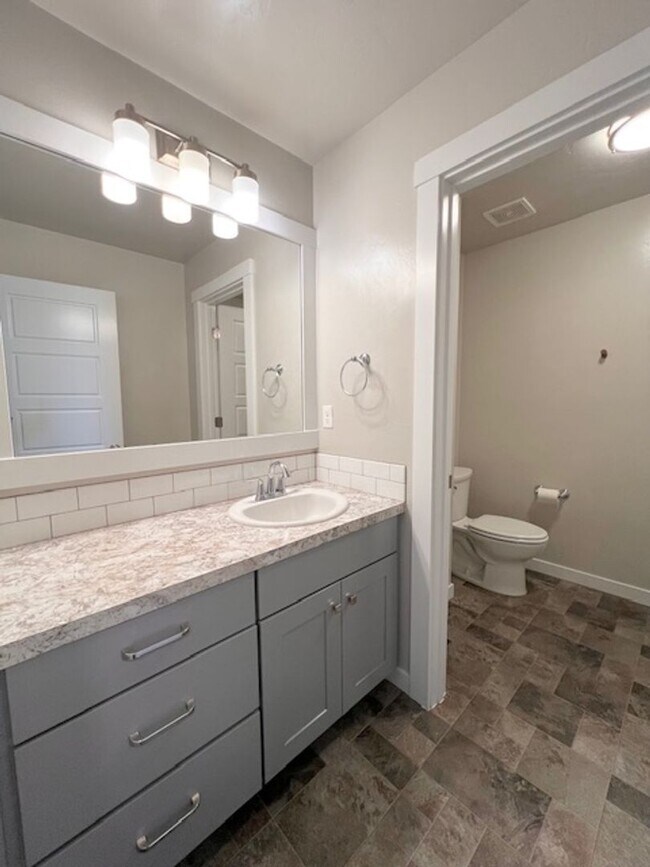 Building Photo - Beautiful 4 Bed, 2.5 Bath Plus Office in S...