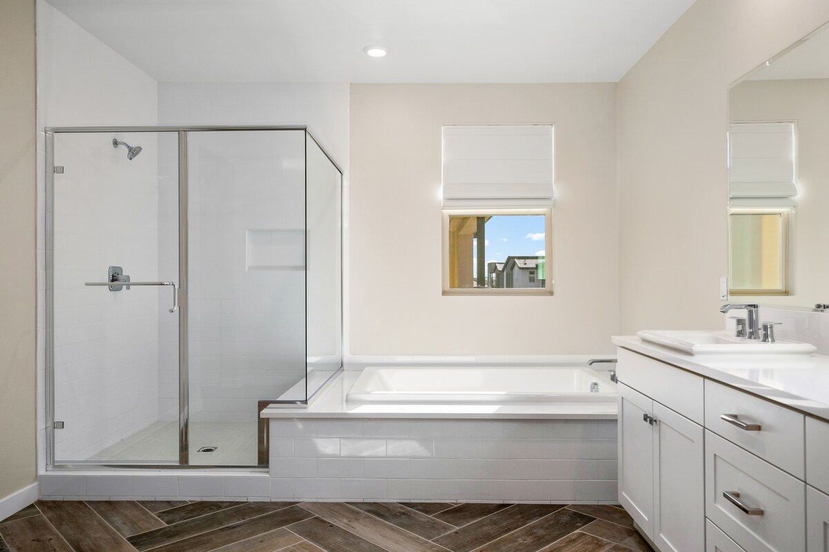 Owners suite bath at 3rd floor - 590 Catalonia