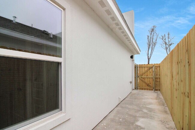 Building Photo - "Spacious & Modern 3-Bedroom Haven in McAllen – 1050 Sq. Ft. of Comfort!"