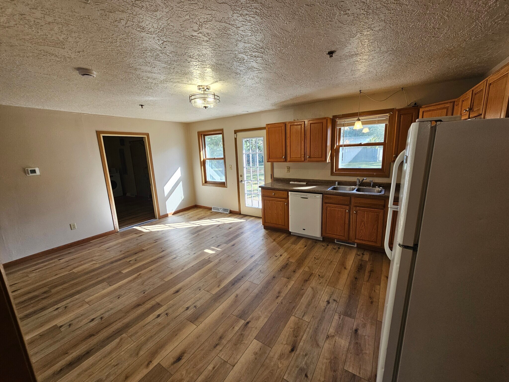 Building Photo - 533 Lakeshore Ct