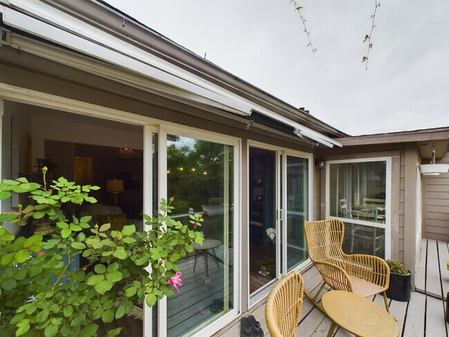 Building Photo - 9400 Doliver Dr