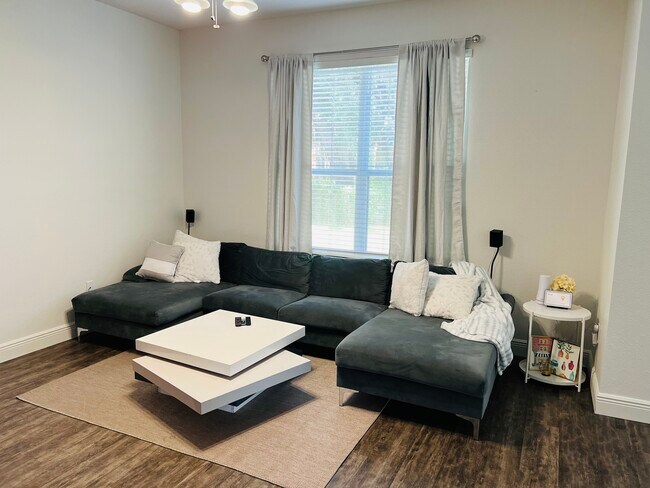 Building Photo - 1621 Little Gem Loop