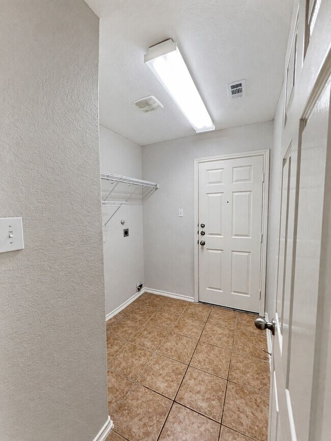 Building Photo - Spacious 4-bedroom, 3-bath home offering approximately 2,840 square feet in the gated Lakeside at...