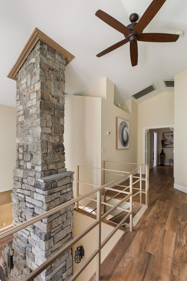 Building Photo - 338 Clove Rd