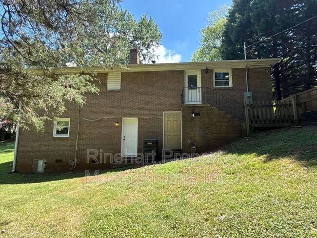 Building Photo - 645 Greenbriar Ave