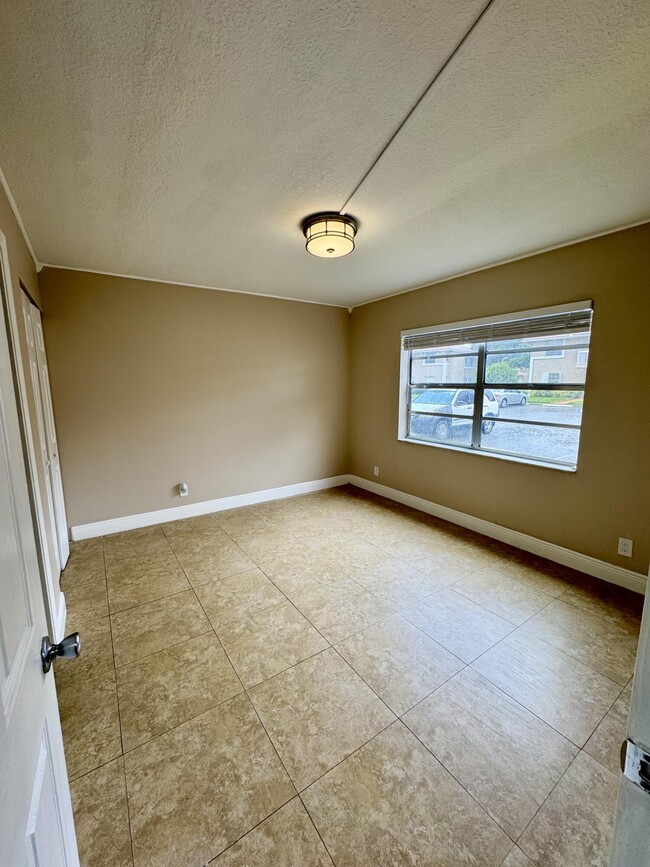 Building Photo - 10008 Twin Lakes Dr