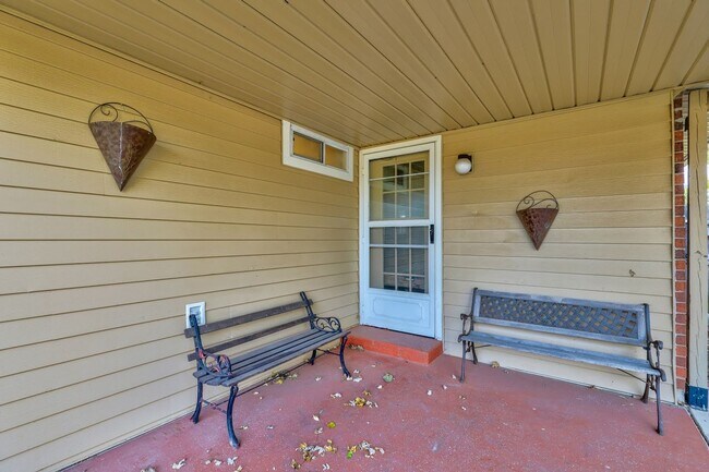 Building Photo - 3 Bed 2 Bath in OKC!