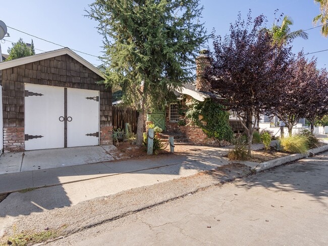 Building Photo - 2624 E 8th St