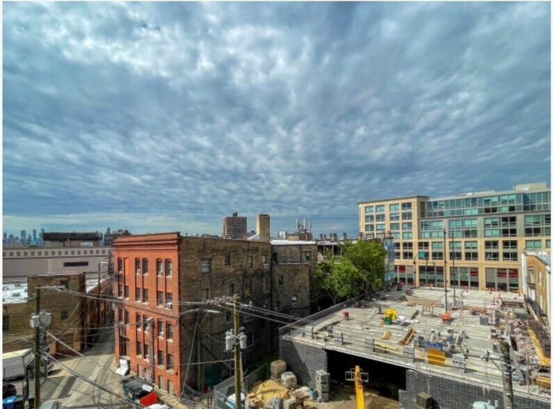 Building Photo - 3232 N Halsted St