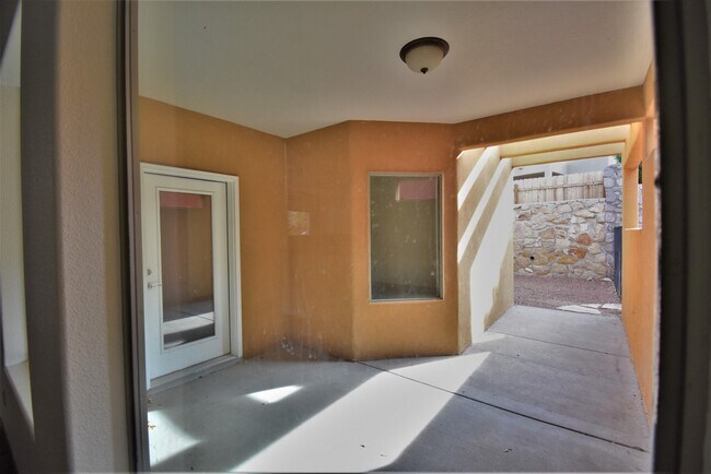 Building Photo - Beautiful 3 Bed/2Bath Townhouse Home off of Roadrunner Pkwy