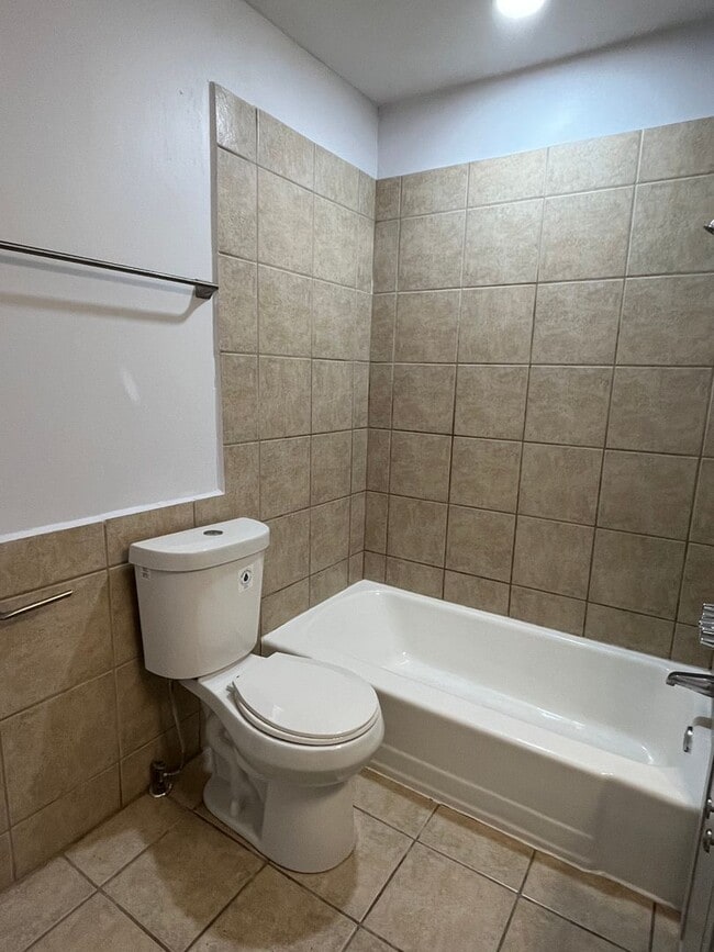 Building Photo - 2 bedroom House with Bonus Room and Fenced Yard