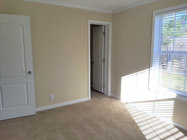 Building Photo - SUBLEASE through May 2026 3 Bedroom 2 Bath-Beautiful Views