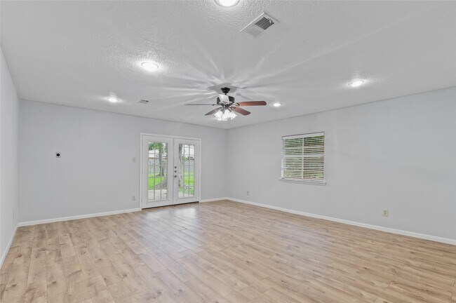 Building Photo - 118 E Thornton Rd