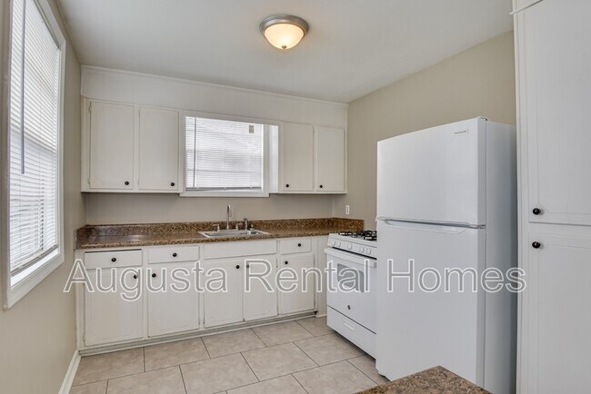 Building Photo - 323A Verdery Dr