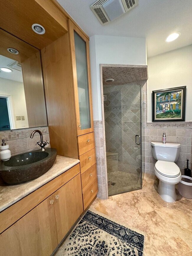 Building Photo - 1080 Walnut Terrace