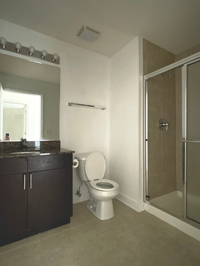 Building Photo - 320 E 21st St