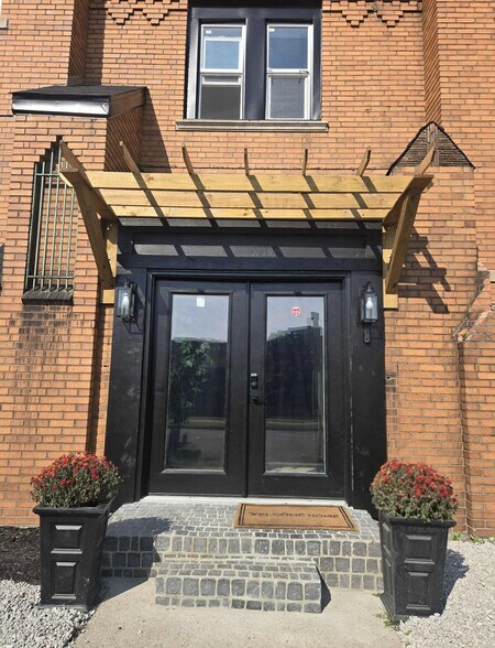 Building Photo - 11765 Glenfield Ave