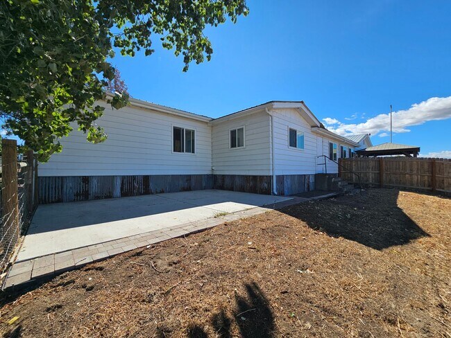 Building Photo - 3 BONUS ROOMS for Office, Art and Play roo...