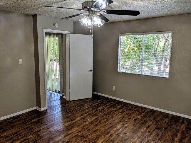 Building Photo - 1517 Summer Stone Dr