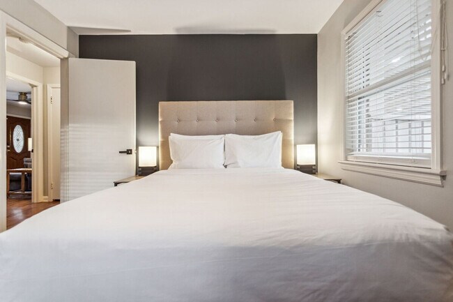 Building Photo - 425 Plantation Rd SW