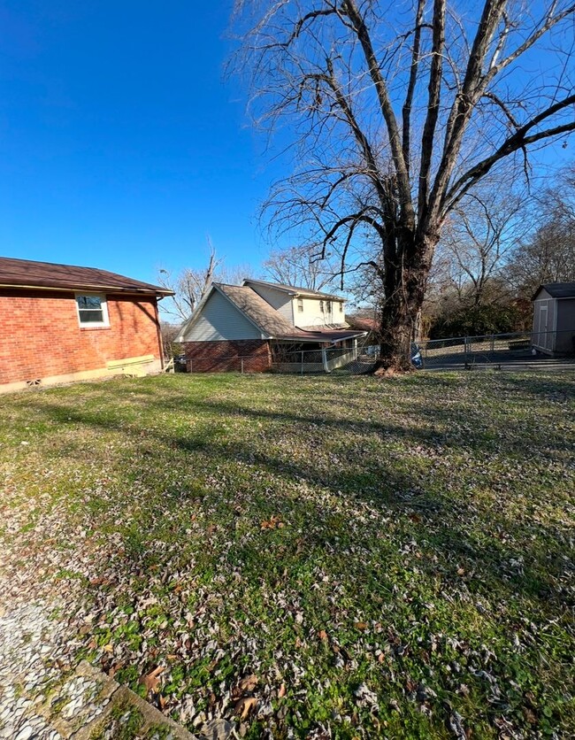 Building Photo - All Brick, 3 Bedroom Ranch in Hendersonvil...