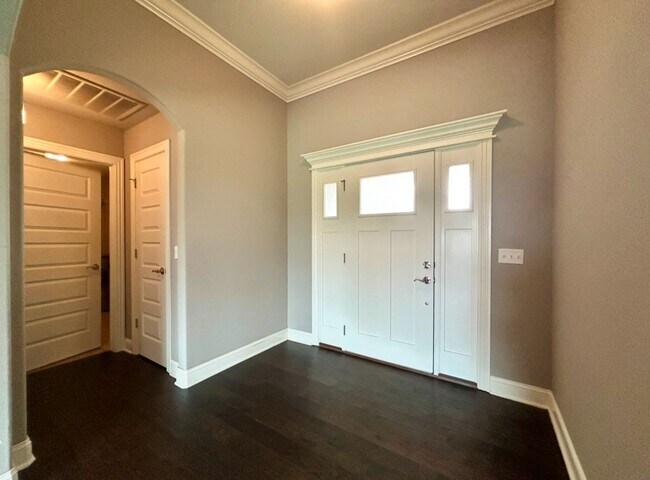 Building Photo - Gorgeous Home with Vaulted Ceilings and La...