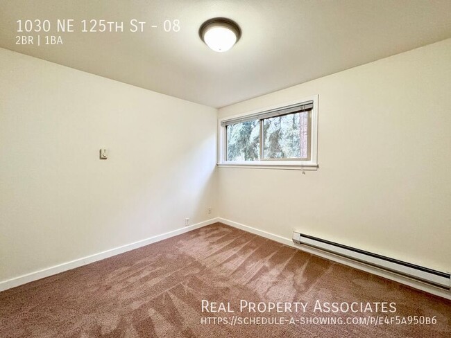 Building Photo - Spacious 2 Bedroom /1 Bath with Off Street...