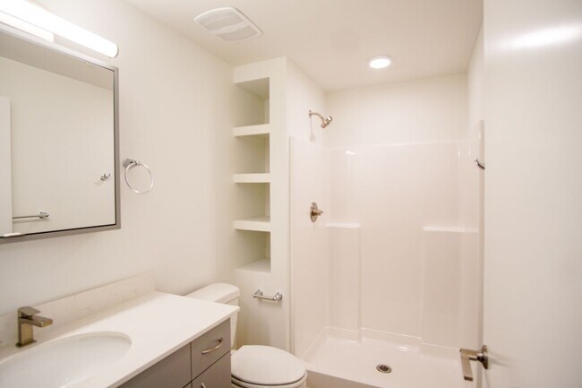 Building Photo - Modern 1-Bed w/Condo-Grade Finishes, Washe...