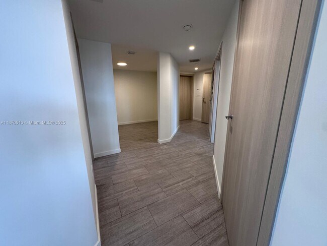 Building Photo - 1000 Brickell Plaza