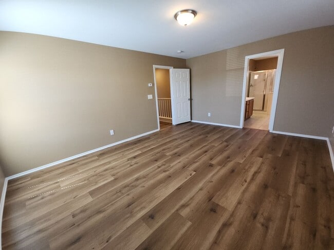 Building Photo - Beautiful detached home with fully fenced back yard.