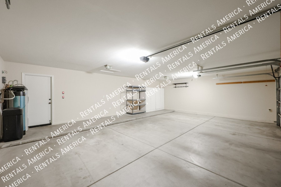 Building Photo - 1635 W Wisteria Dr