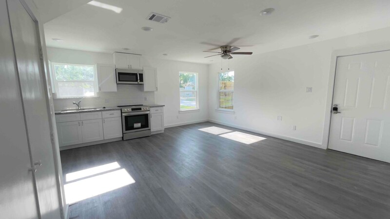 Building Photo - 7804 Crestview Dr