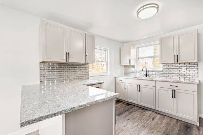 Building Photo - Stunning 2 bedroom home in Mt. Washington available May 1!