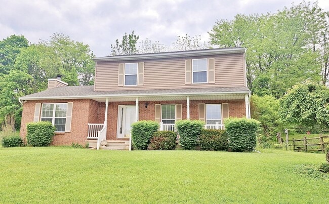 Building Photo - 3 Bed / 3 Bath Single Family Home