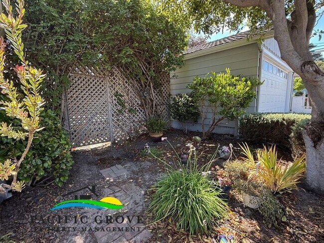 Building Photo - Updated 3 Bedroom in Pacific Grove!