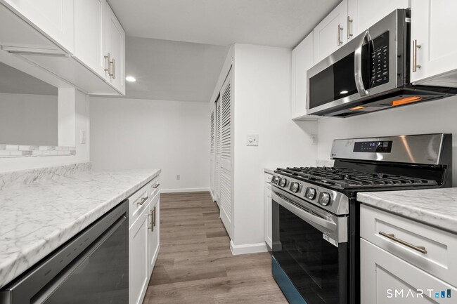 Building Photo - 20 Little Oak Ln