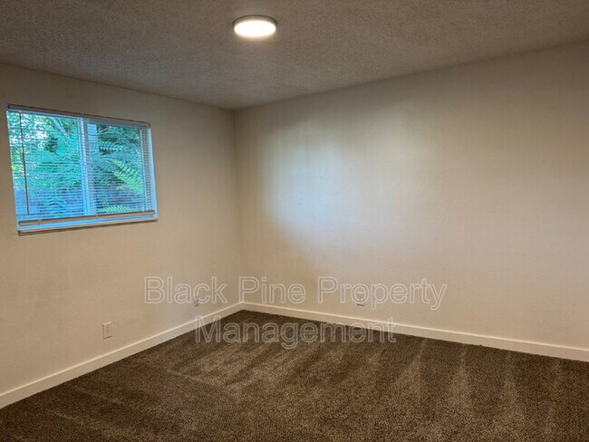 Building Photo - 137 Davis Ave