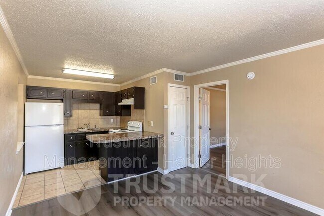 Building Photo - 501-502 Root Ave