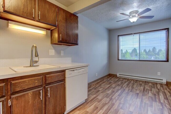 Building Photo - Spacious 2 bedroom apartment at French Cha...