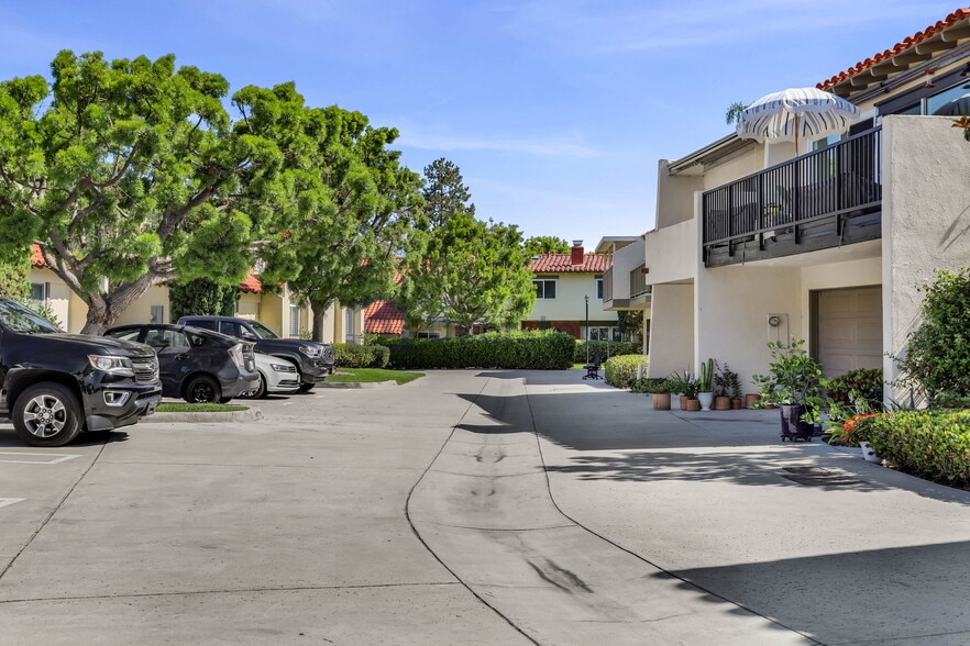 Building Photo - 2317 Eastbluff Dr