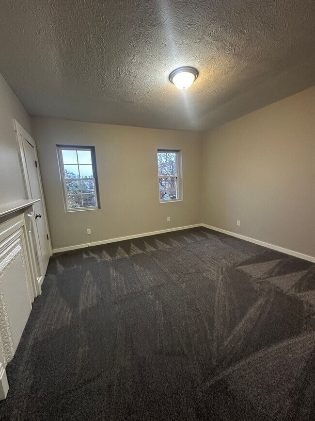 Building Photo - 117-119 Copperfield Ave