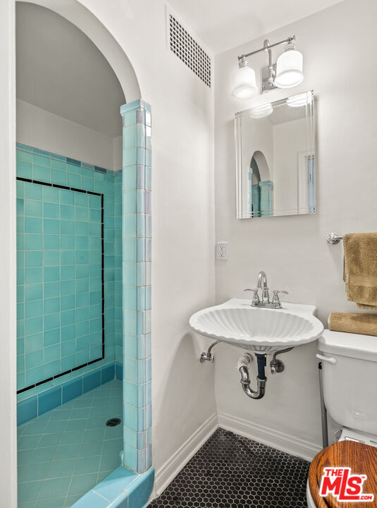 Building Photo - 4458 Dundee Dr