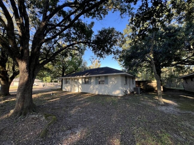 Building Photo - Newly updated!  3 bedroom, 1.5 bath home o...