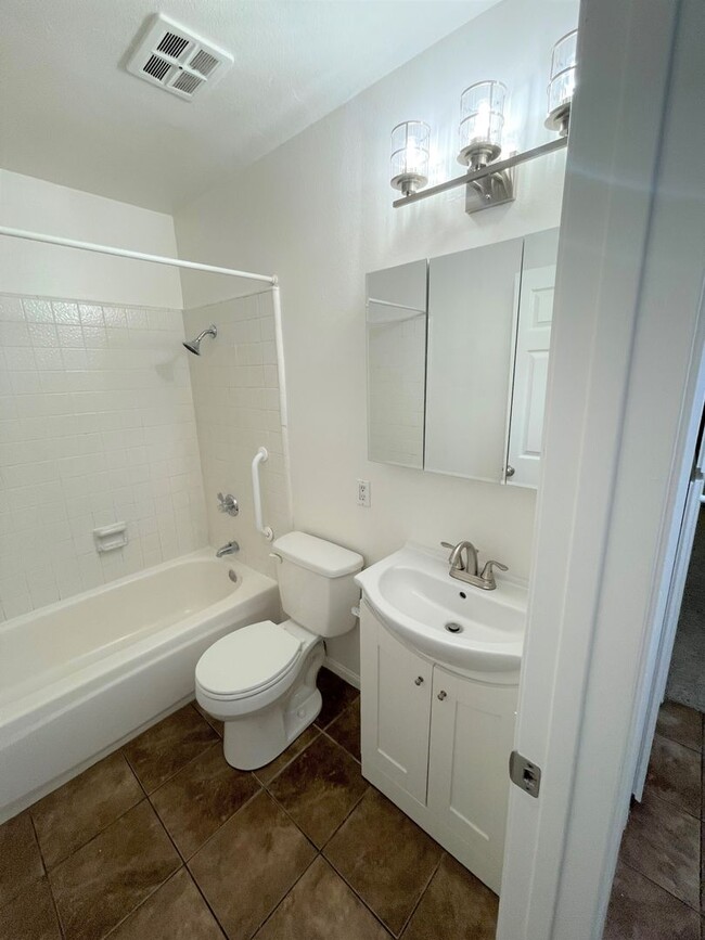 Building Photo - Centrally Located McKeon Condo